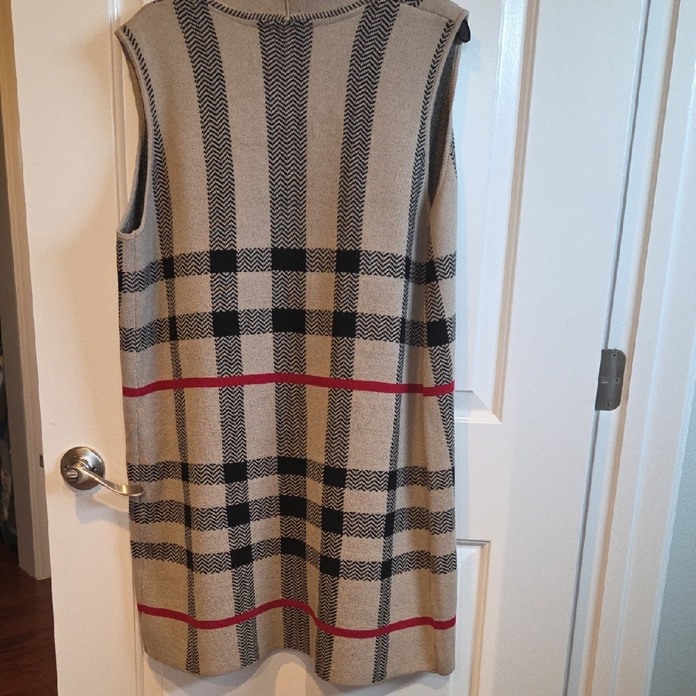 Leo & Nicole Black and White Knit Vest - Picture 4 of 6
